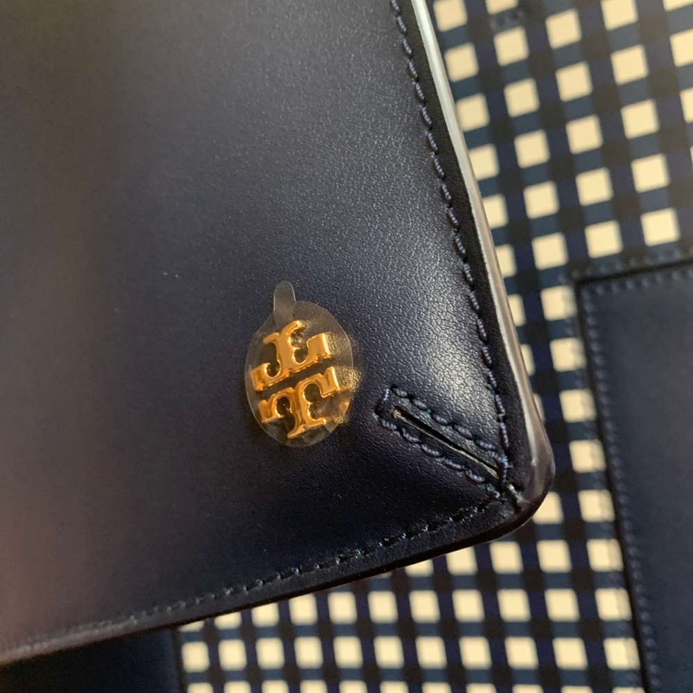Authentic TORY BURCH T-Block leather Tote/lg zip wristlet - Picture 6 of 16